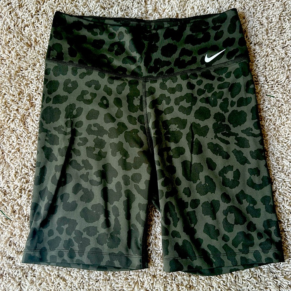 Nike One Women's Mid-Rise 7" Cheetah Green Camo Printed Biker Shorts Size M